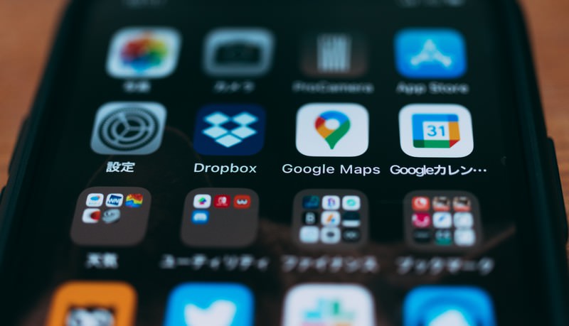 盗聴疑惑とAI行動予測に基づく安全広告の概念図